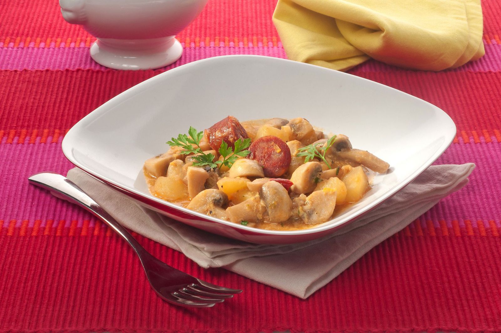 Estofado de champiñones, patatas y chorizo