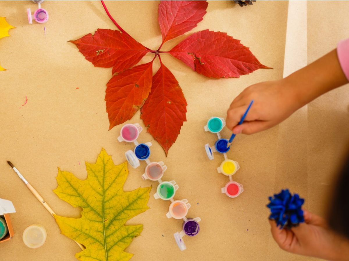 Pintar hojas es una actividad muy divertida para los peques.