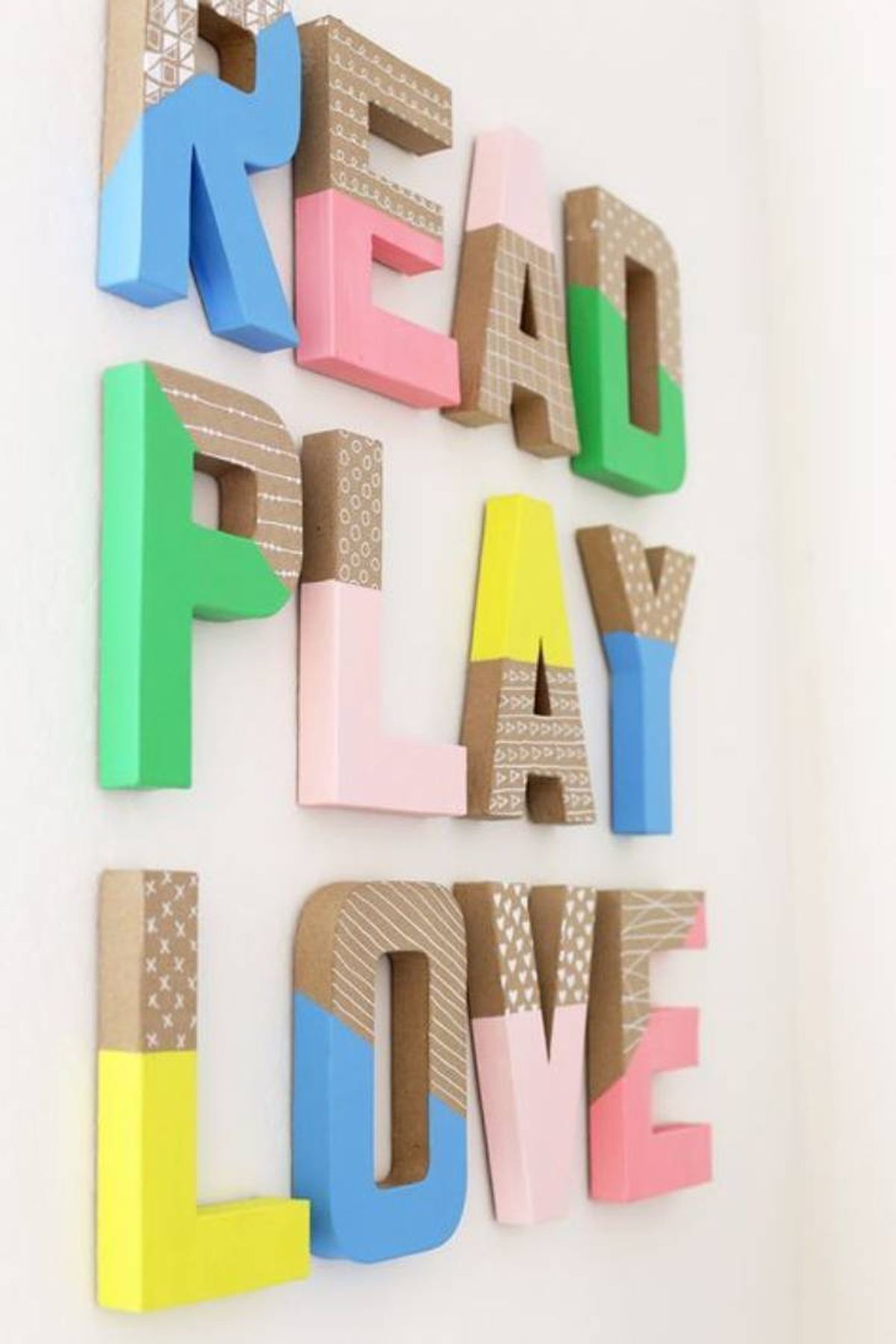 Letras Read, Play, Love decoradas con colores y dibujos geométricos.