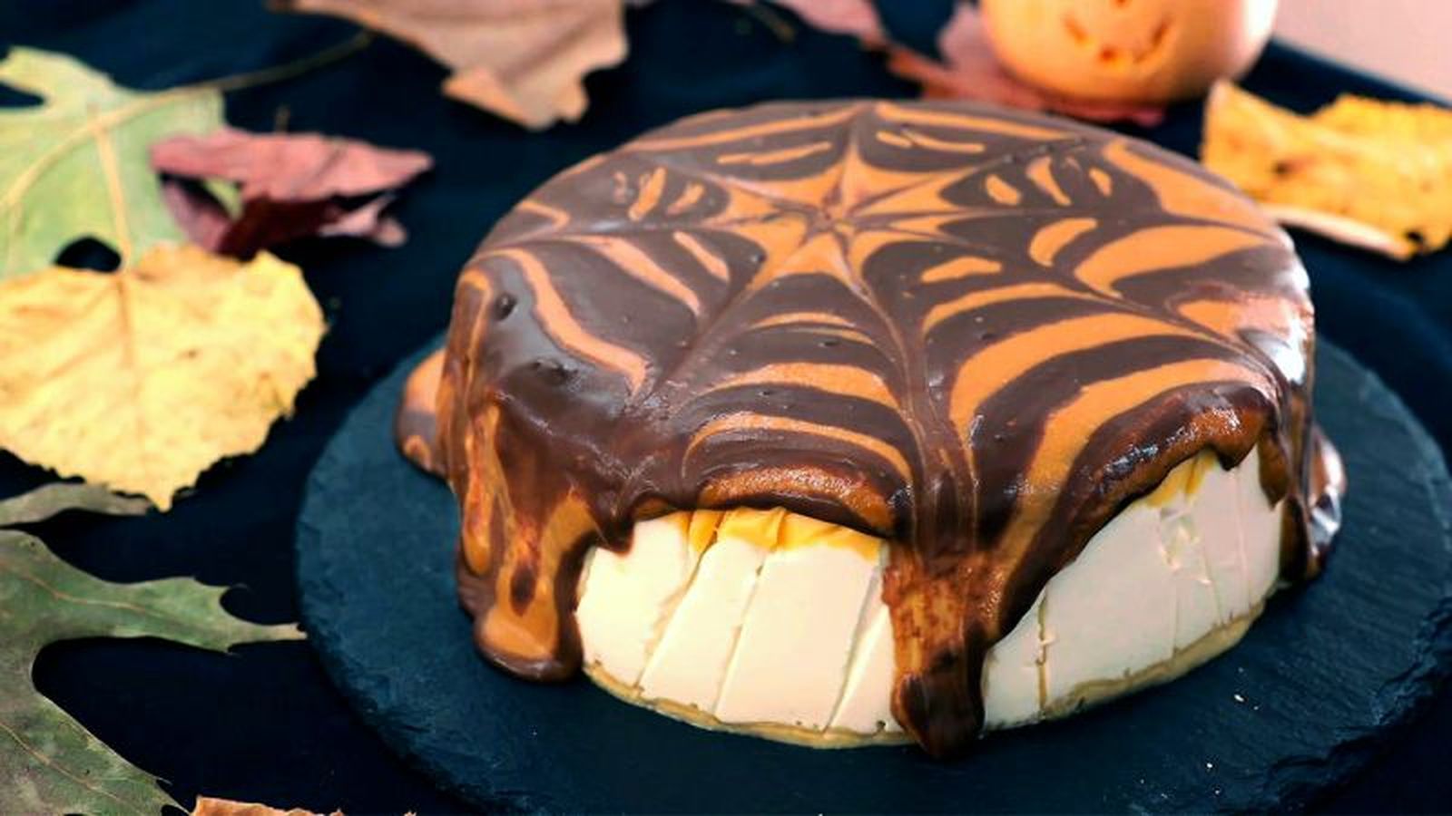 Tarta de queso con telaraña decorativa para Halloween
