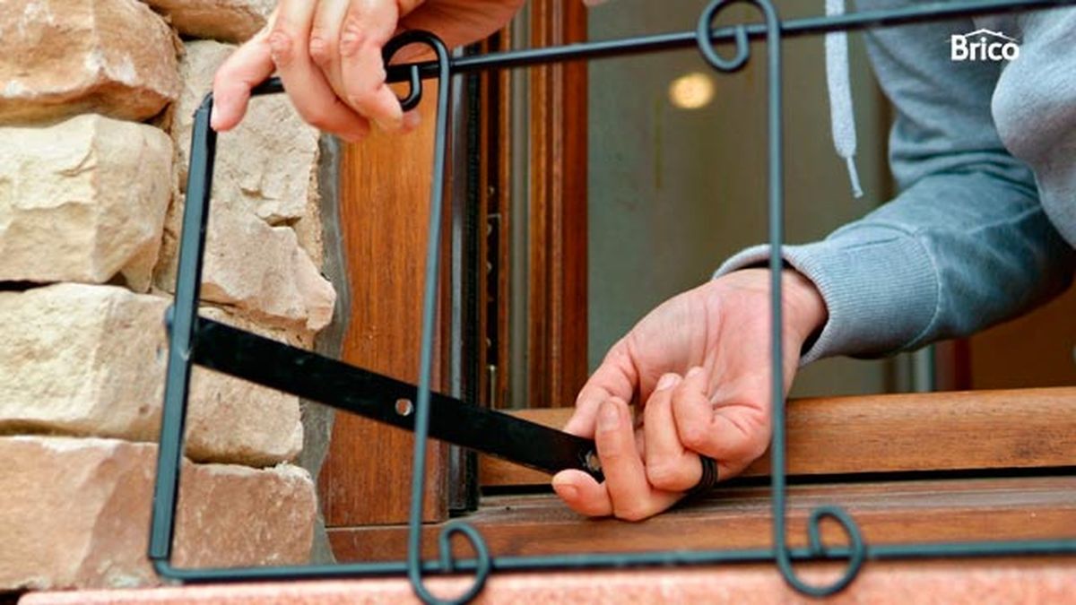 Sujeción para jardineras en ventana paso 2