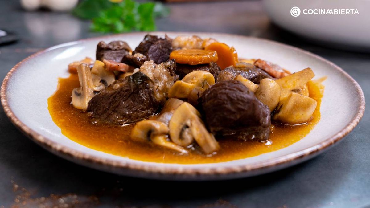 El boeuf bourguignon es un estofado de ternera tradicional de la cocina francesa