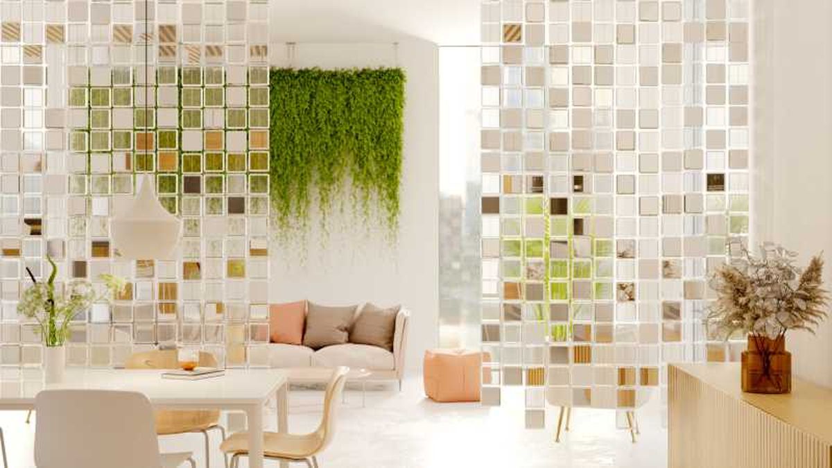 Salón con cortinas de estilo cristal para separar ambientes.