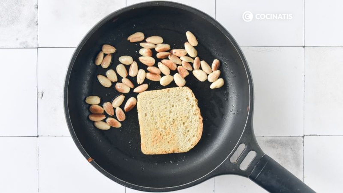 Tostamos el pan y las almendras