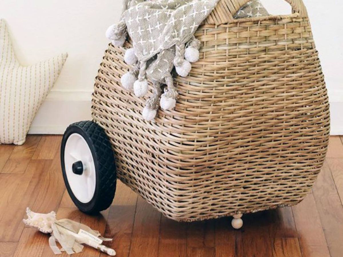 Los cestos con ruedas infantiles permiten a los más pequeños mover sus juguetes con facilidad.