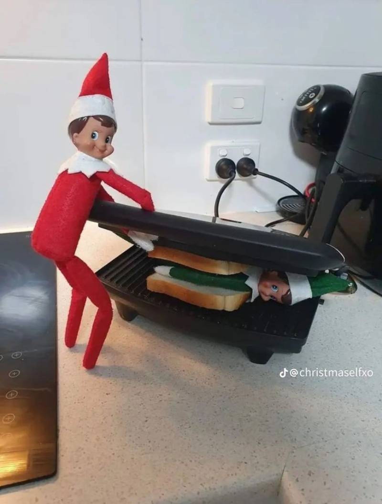Trastada The Elf on the Shelf: Sandwichera. / Pinterest: Julie Jean