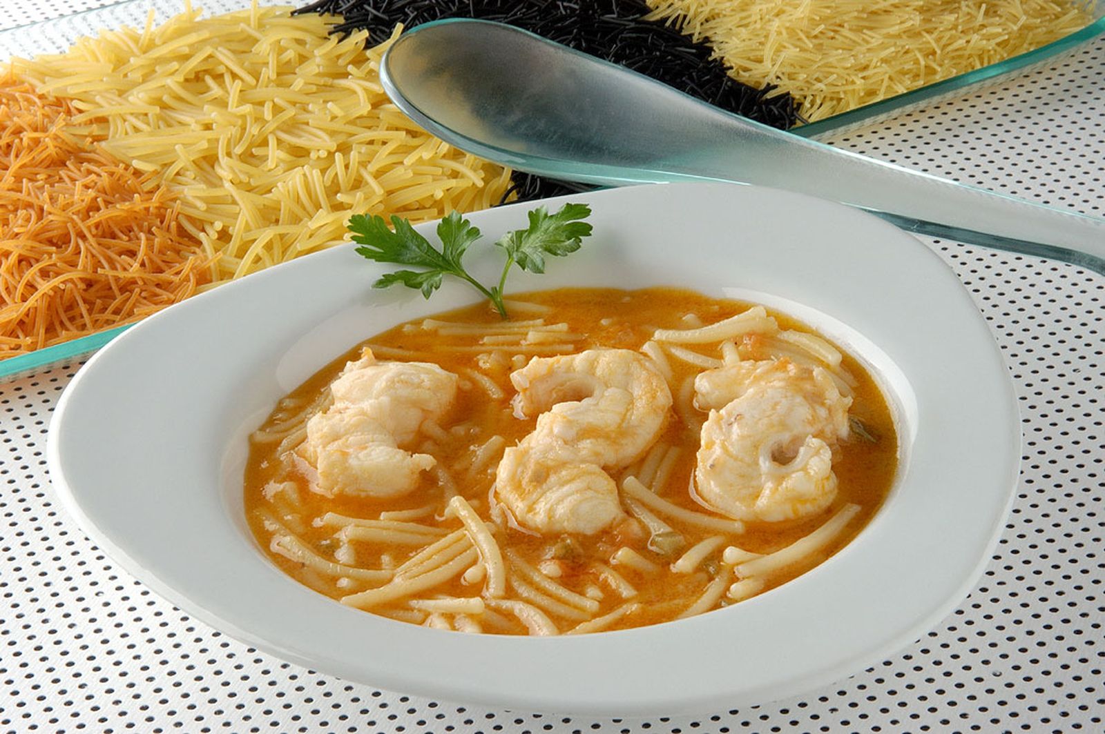 Congrio en cazuela con fideos