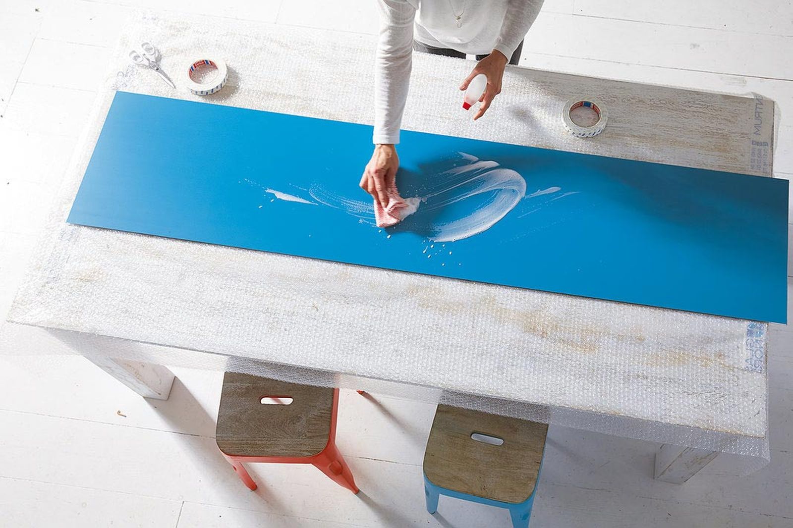 Cómo decorar una estantería con espejo paso 0