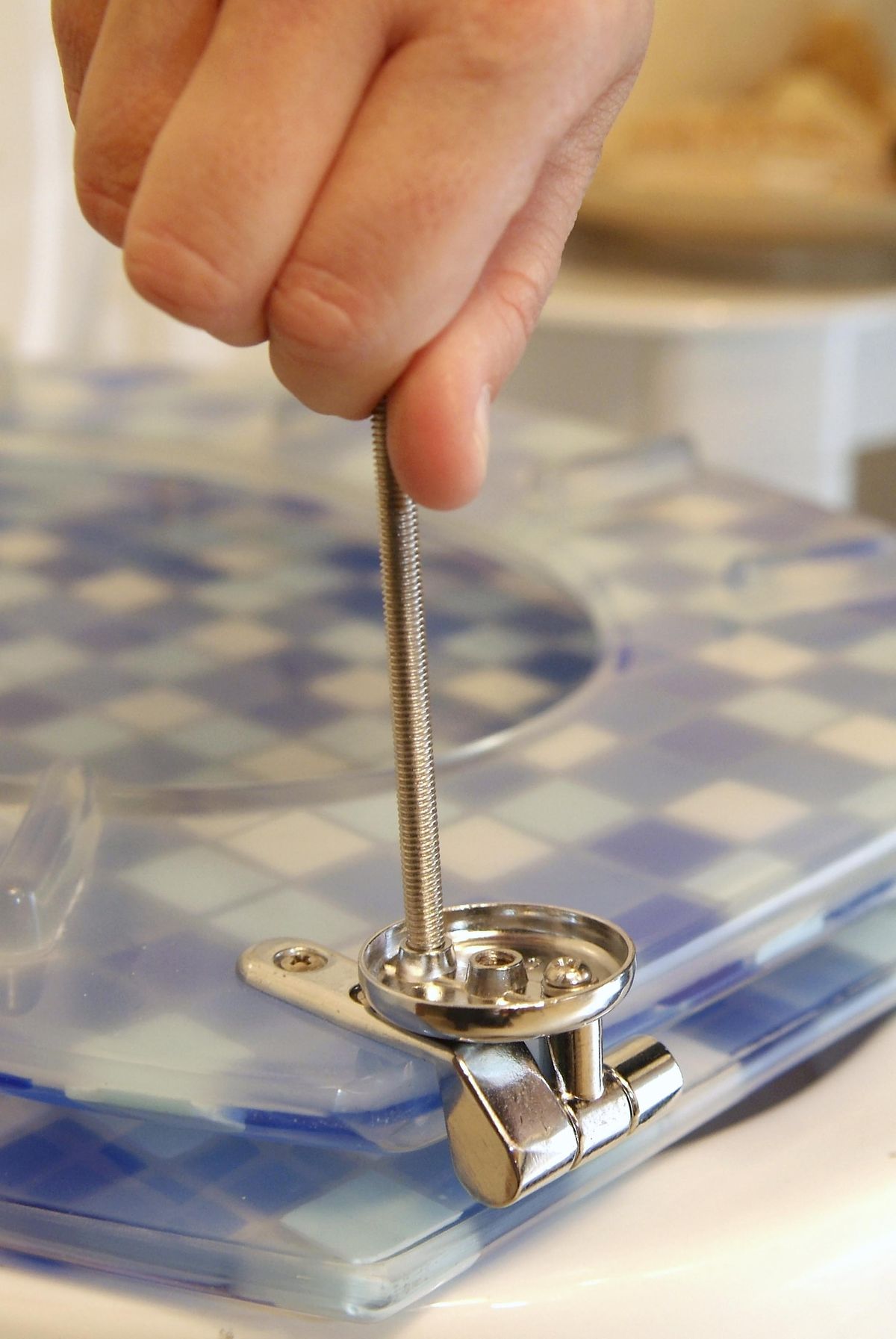 brico 0509 1 colocar tapa inodoro decorativa paso 3