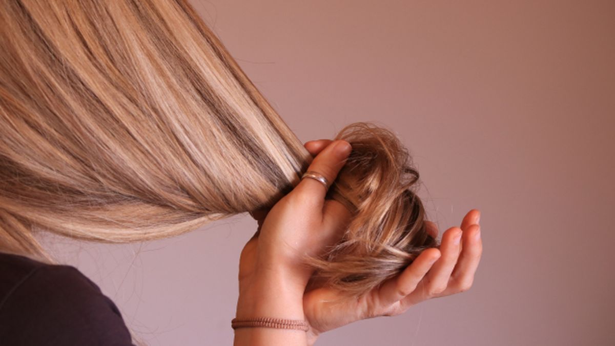 como hidratar el cabello tras una decoloracion fuerte 1