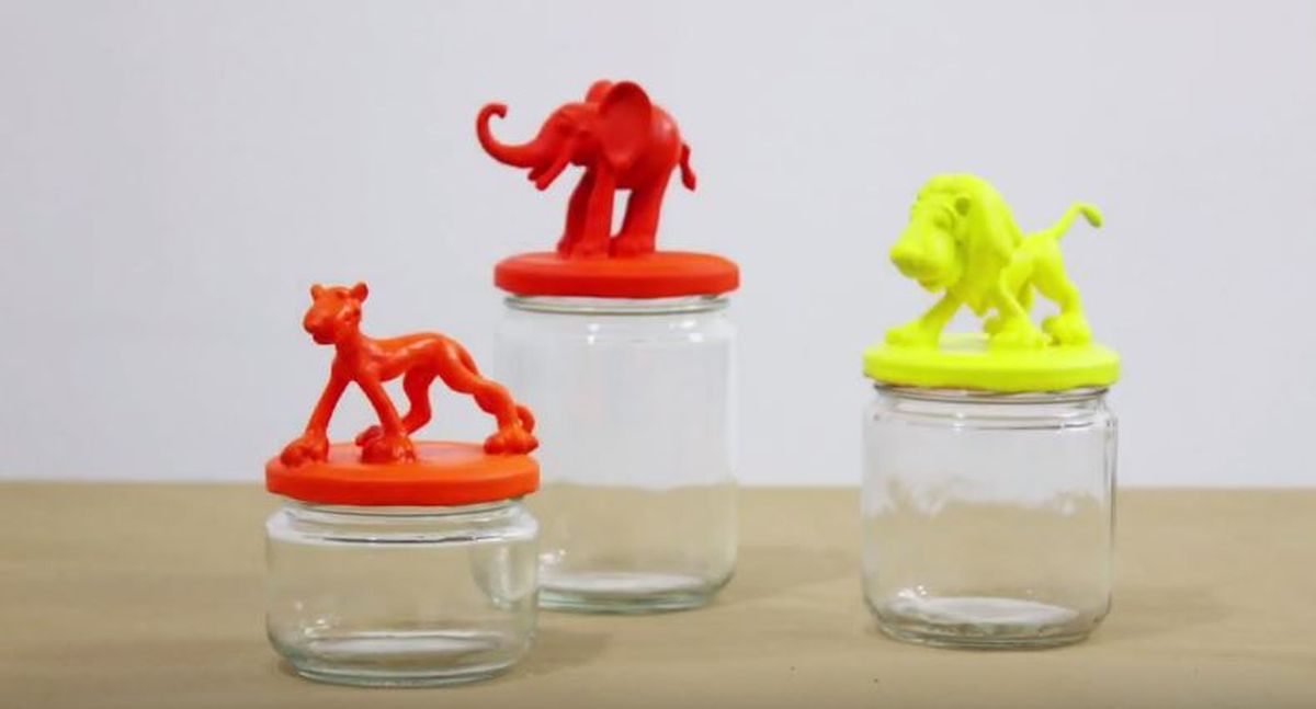 Decorar tapas de tarros de cristal con muñecos paso 4