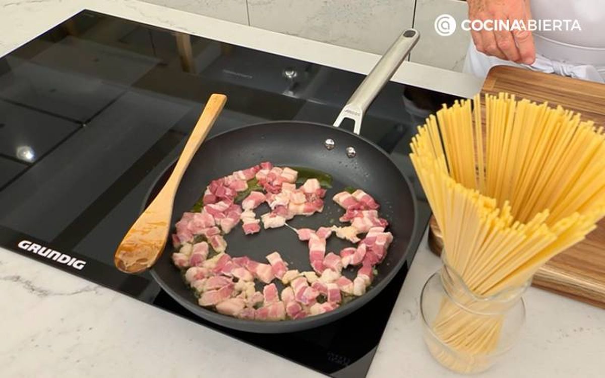 Dora la panceta en una sartén caliente
