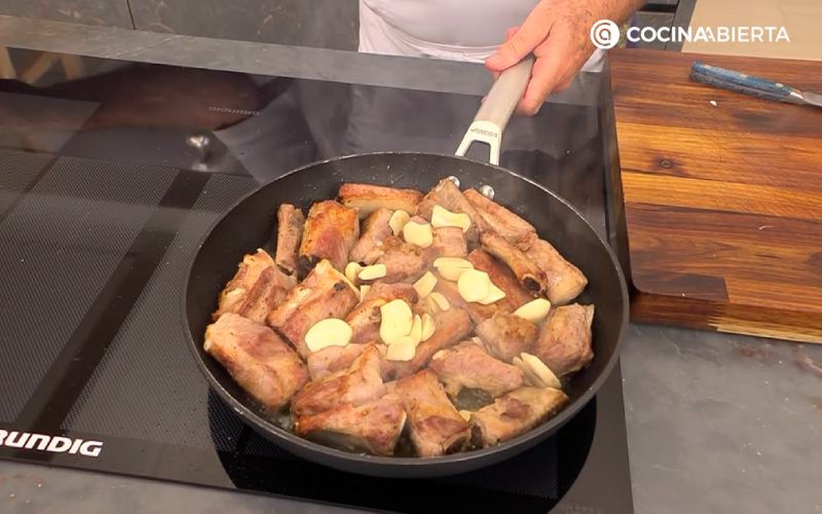 Dora las costillas en aceite, añade y rehoga los ajos