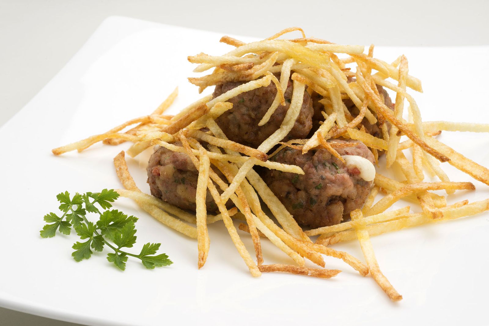 6046 1 Albondigas rellenas de queso con patatas paja xl