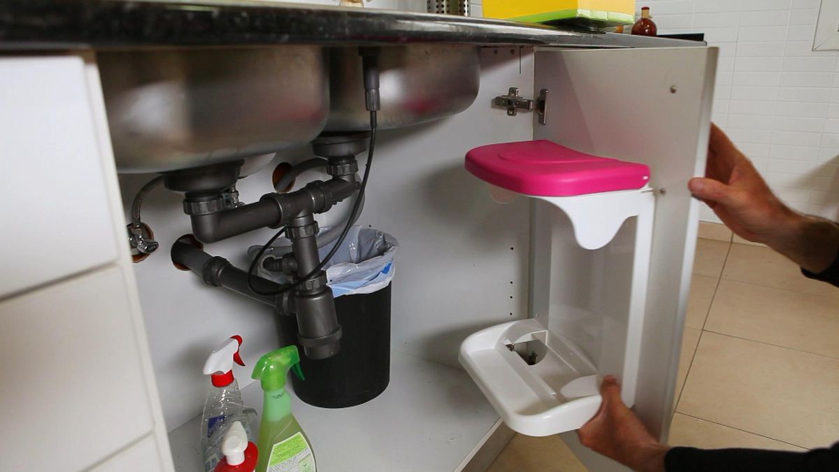 Colocar un soporte para bolsa de basura paso 1