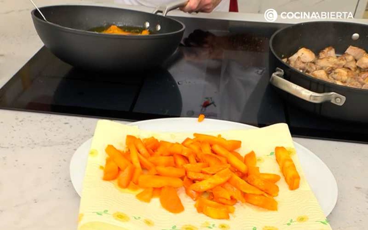 Fríe los boniatos en bastones