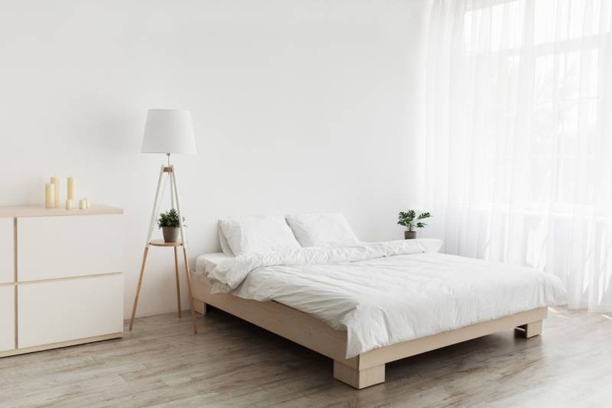 Dormitorio minimalista en blanco.