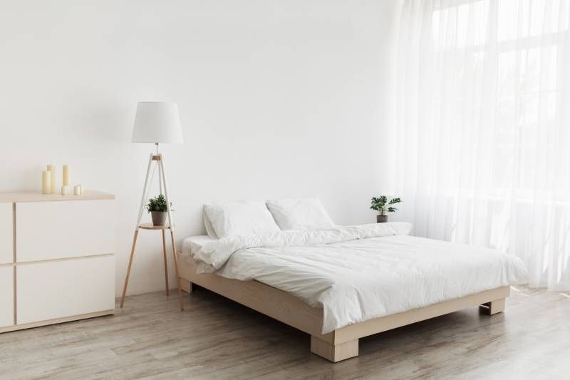 Dormitorio minimalista en blanco.