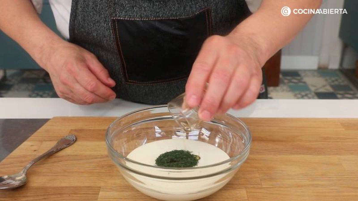 Prepara la crema de queso emmental, eneldo y aceite de sésamo