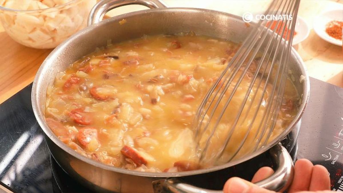 Añade la harina y el caldo de carne, deja hervir