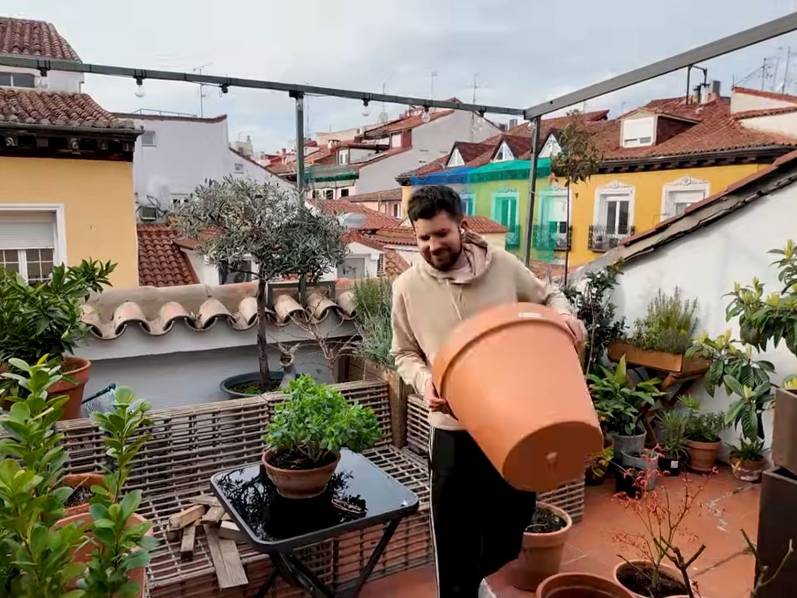kikillo empezando a trabajar en su terraza. / Frame del vídeo de YouTube de @kikillo
