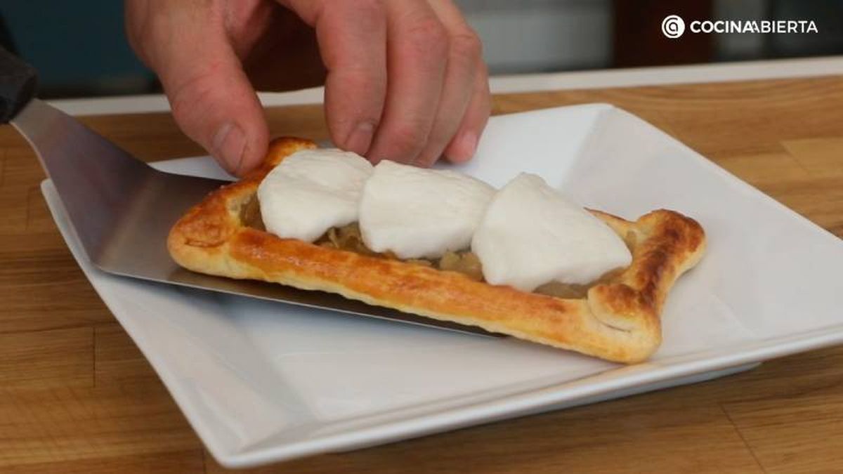 Sirve los canapés de hojaldre con queso de cabra y cebolla caramelizada