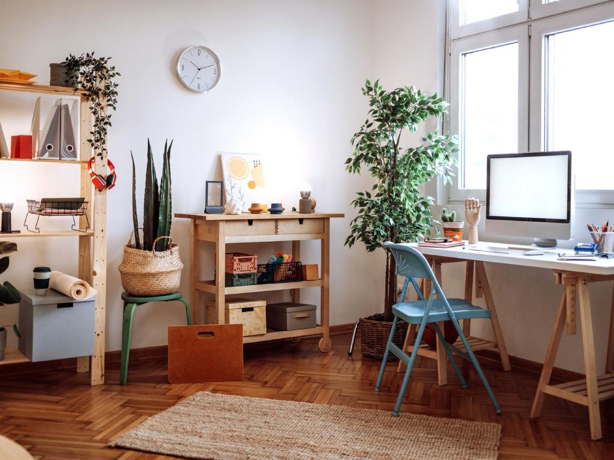 Oficina en casa luminosa y creativa.