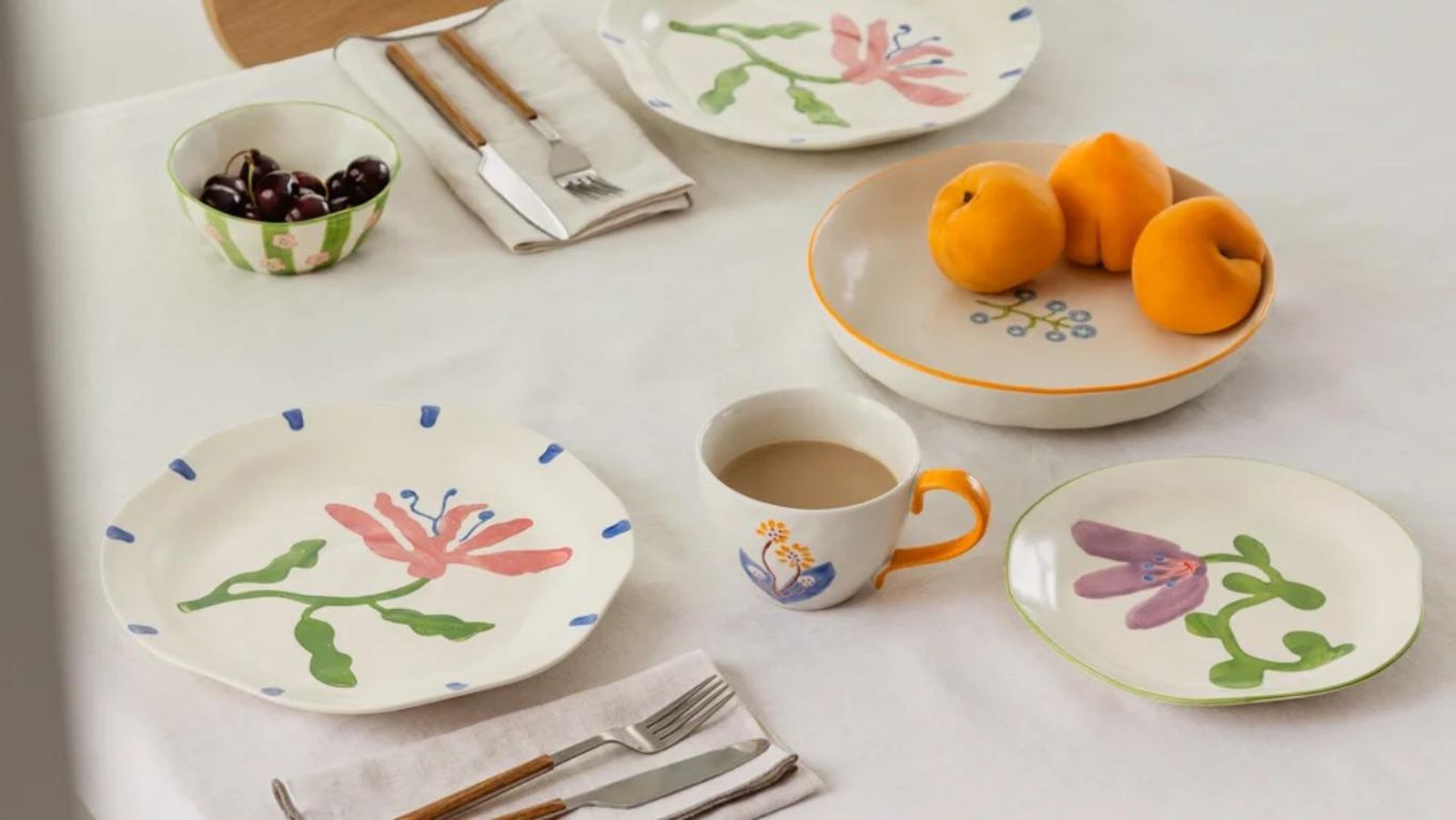 Mesa de comedor con la vajilla Marneda.