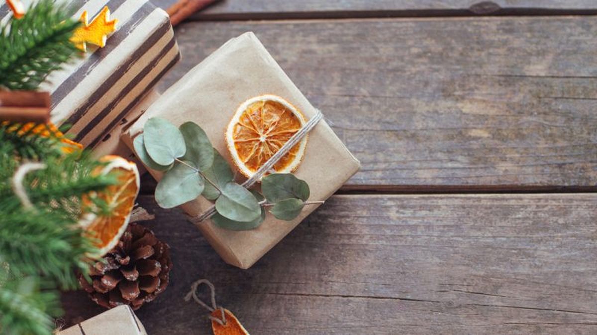 Fruta seca decorando el regalo.