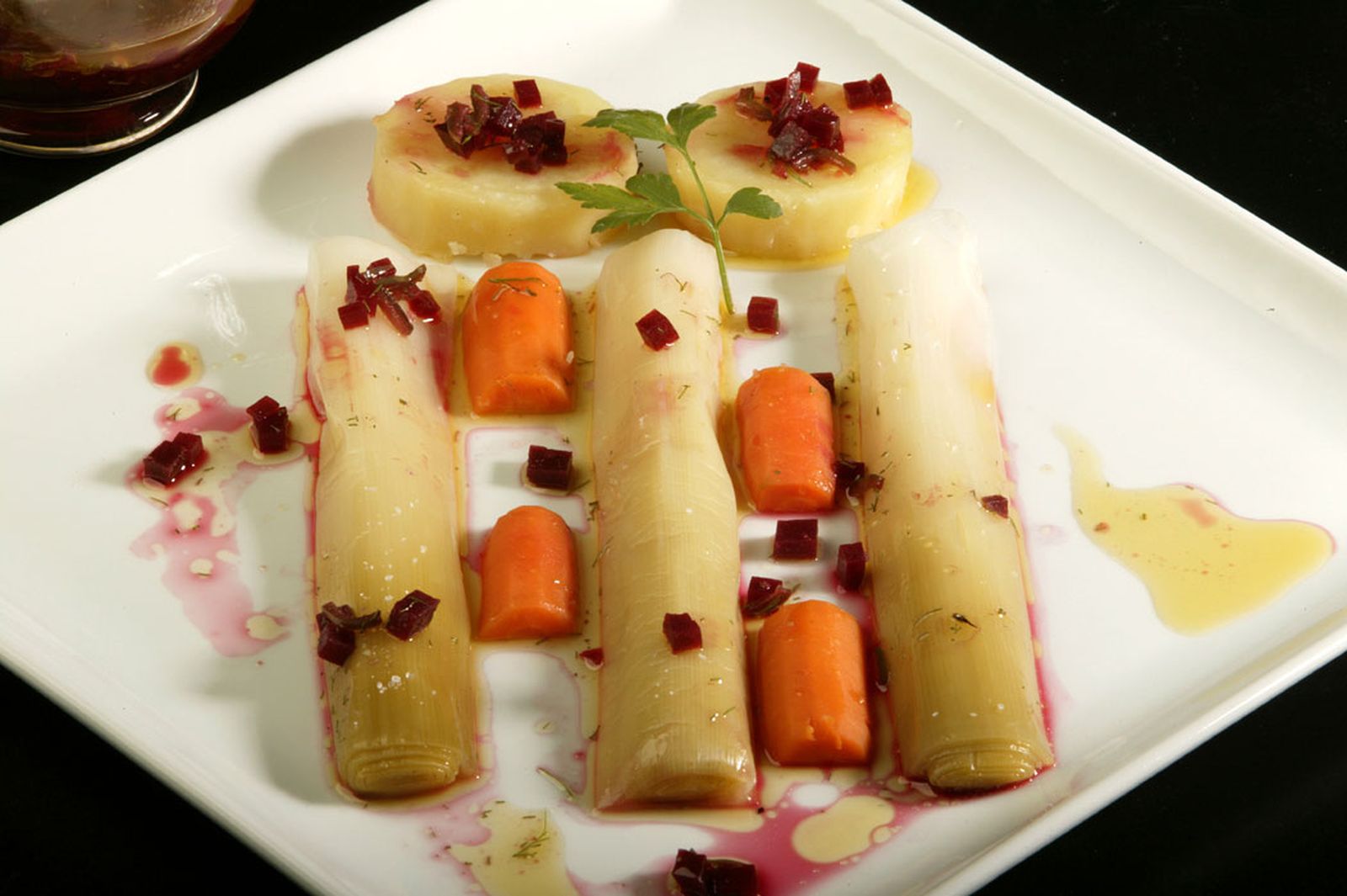 Puerros con vinagreta de remolacha