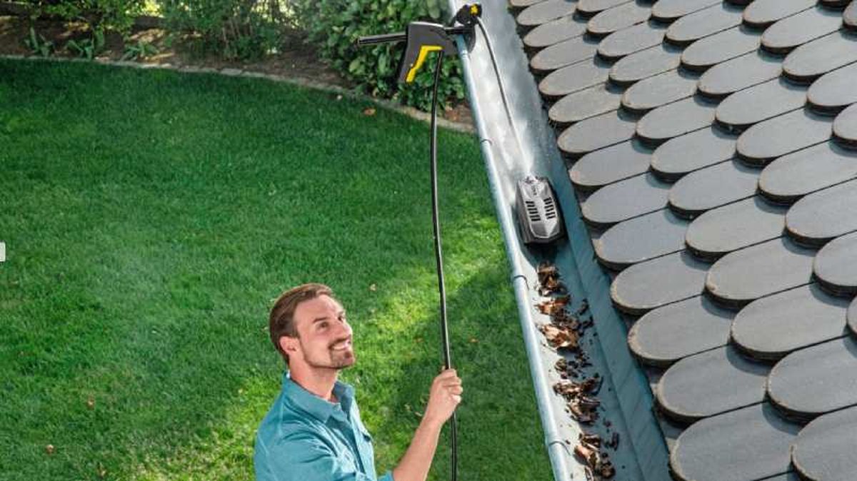 Persona limpiando los canalones / Leroy Merlin