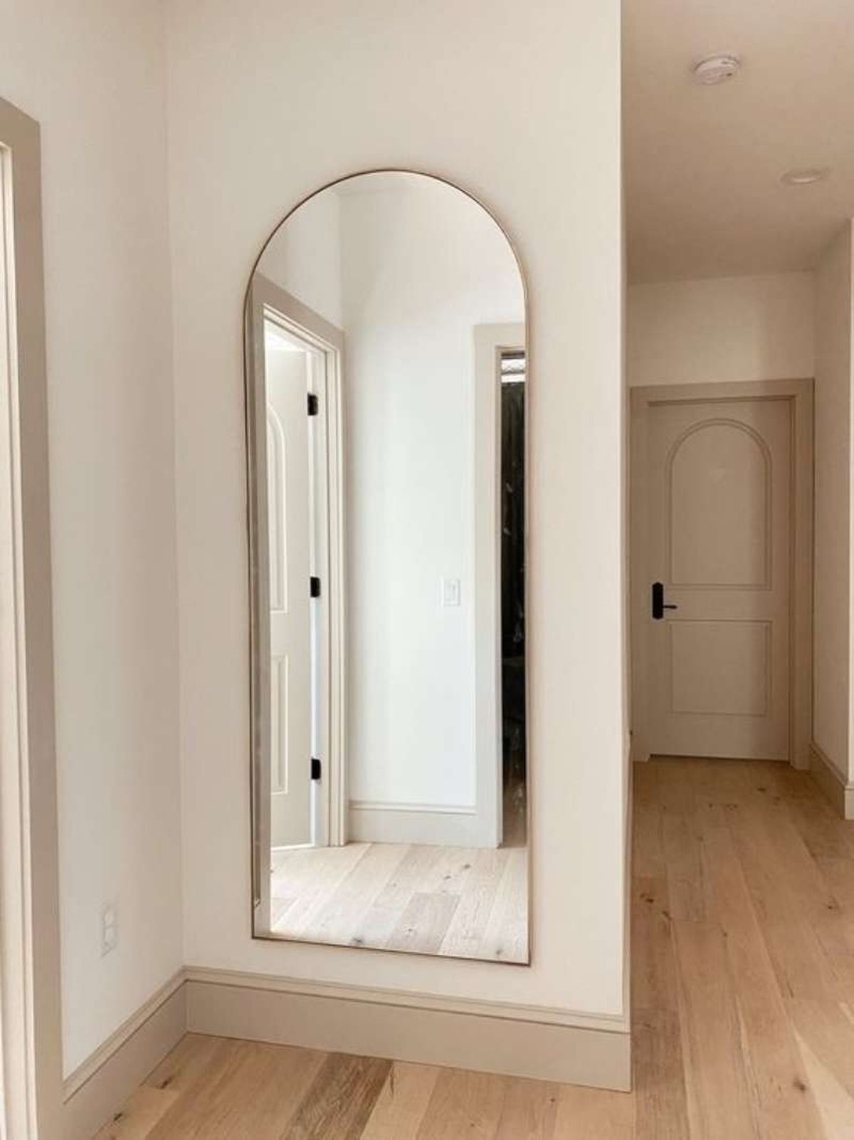 Pasillo con espejo para reflejar la luz natural.