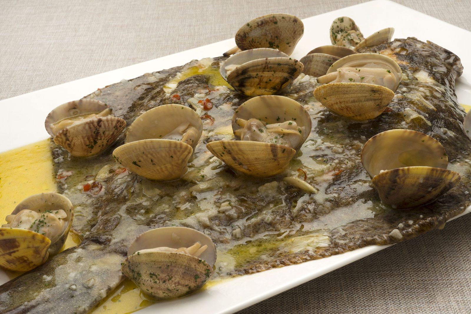 6127 2 Rodaballo asado con vinagreta de almejas xl