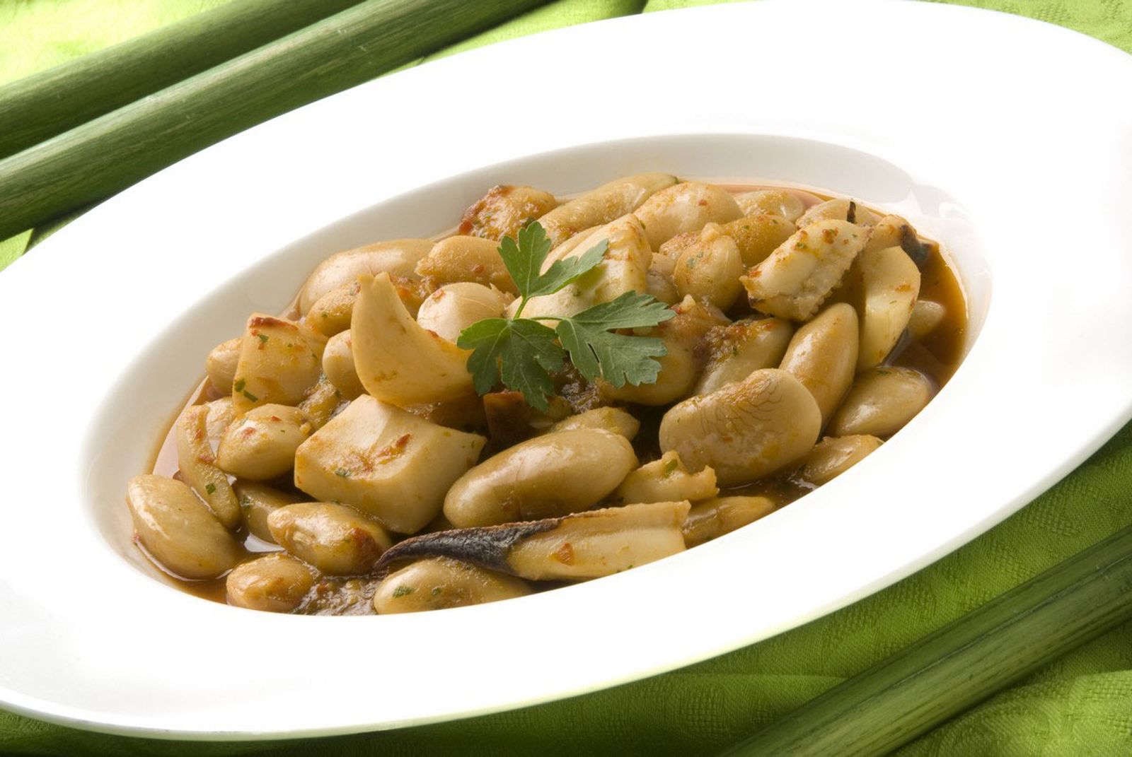 Judiones con sepia y ñoras