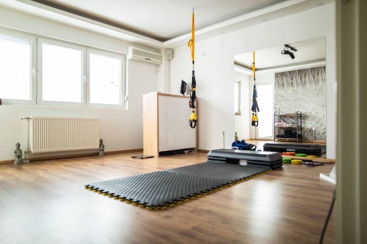 Gimnasio en casa con cintas de TRX.