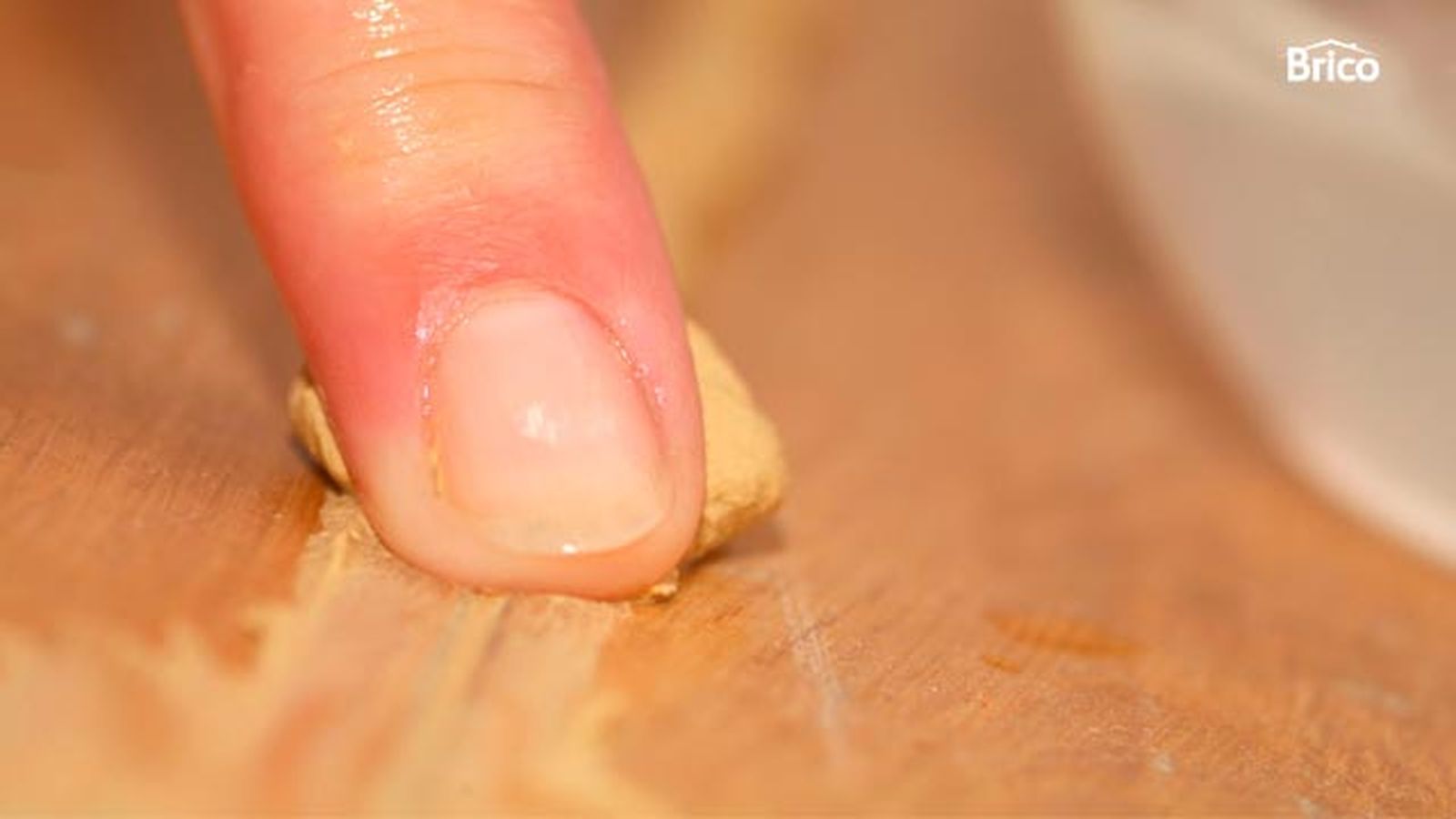 Sellado de juntas en suelo de madera paso 8