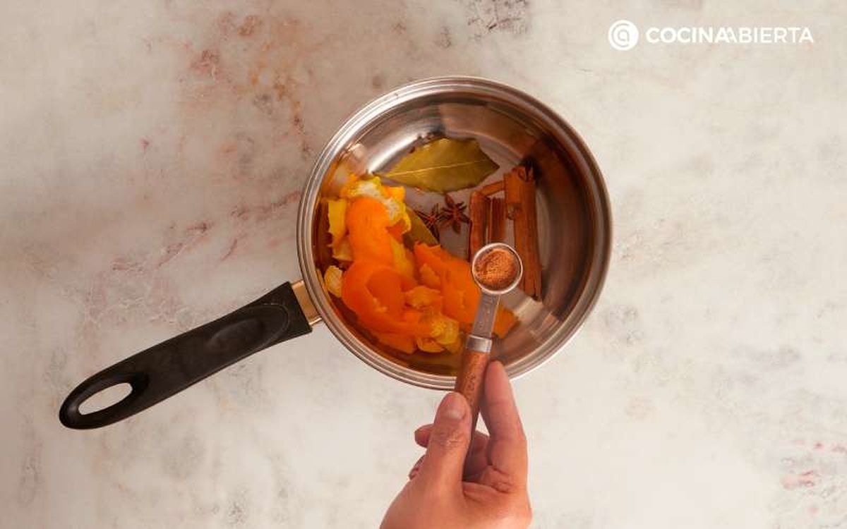 Añade la nuez moscada