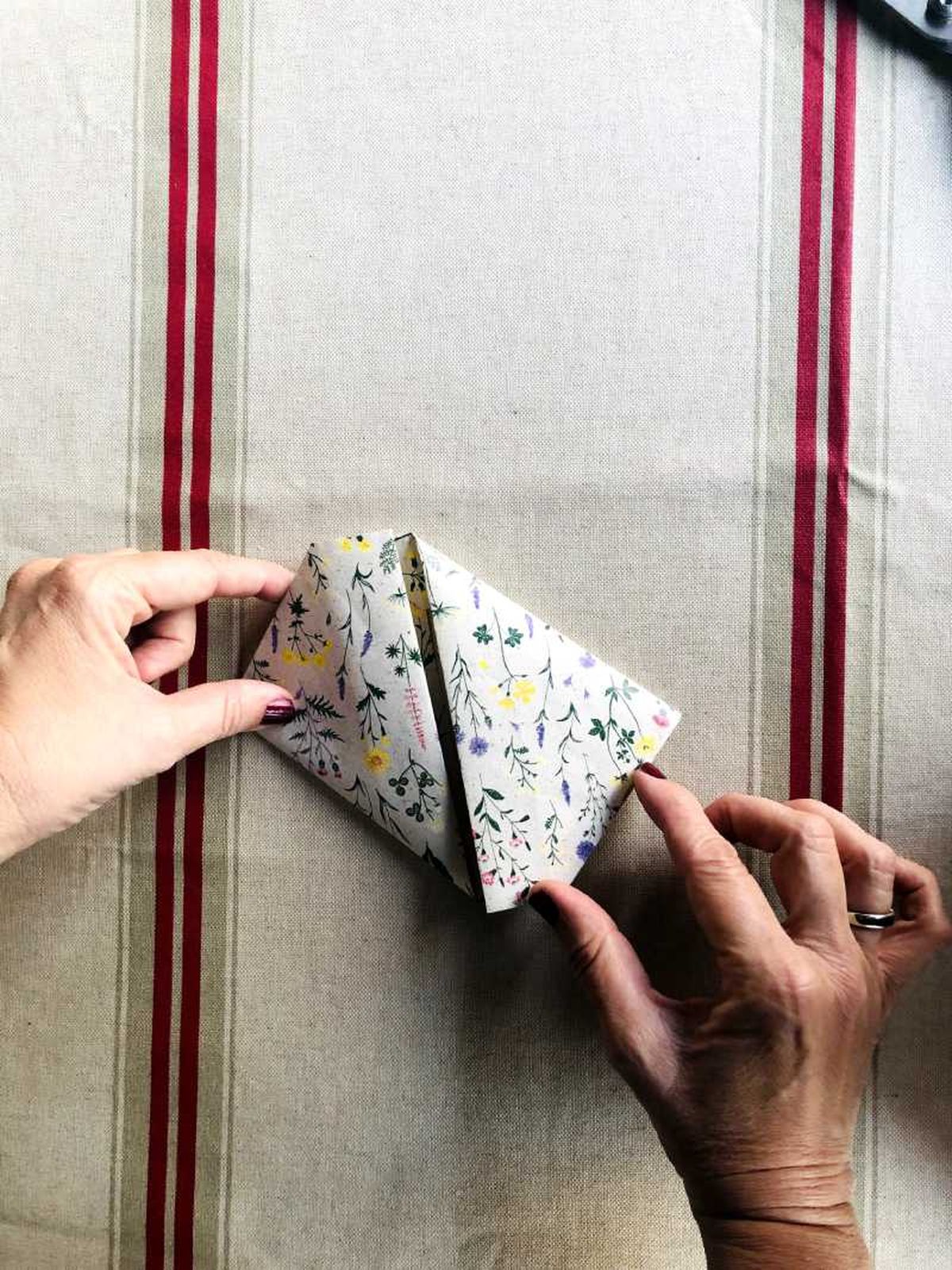 Sobre de papel floral.