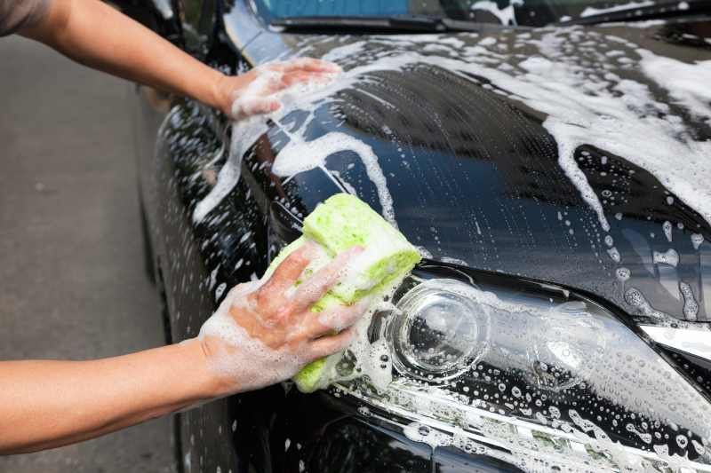 También puedes lavar el coche a mano en casa o en la calle