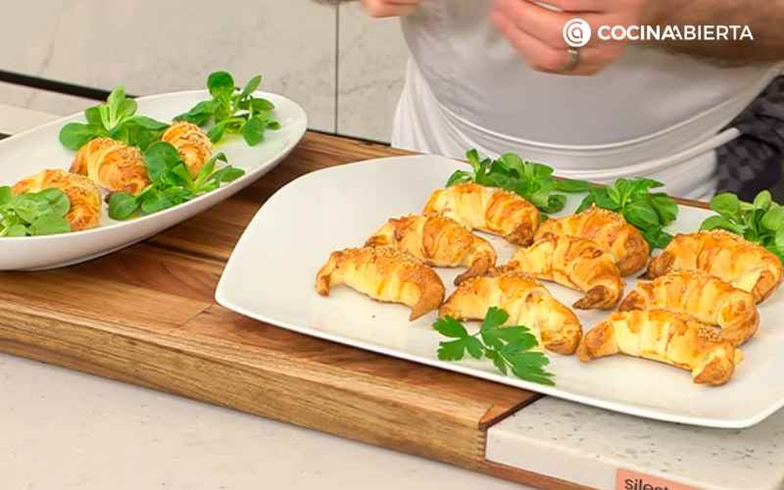 Sirve el croissant de jamón y queso
