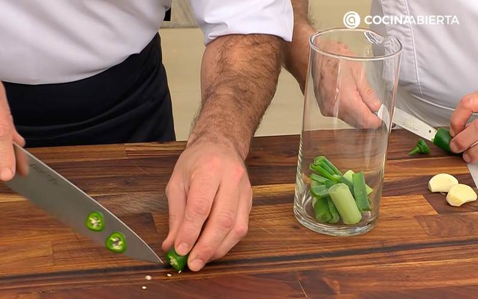 Corta los jalapeños en rodajas