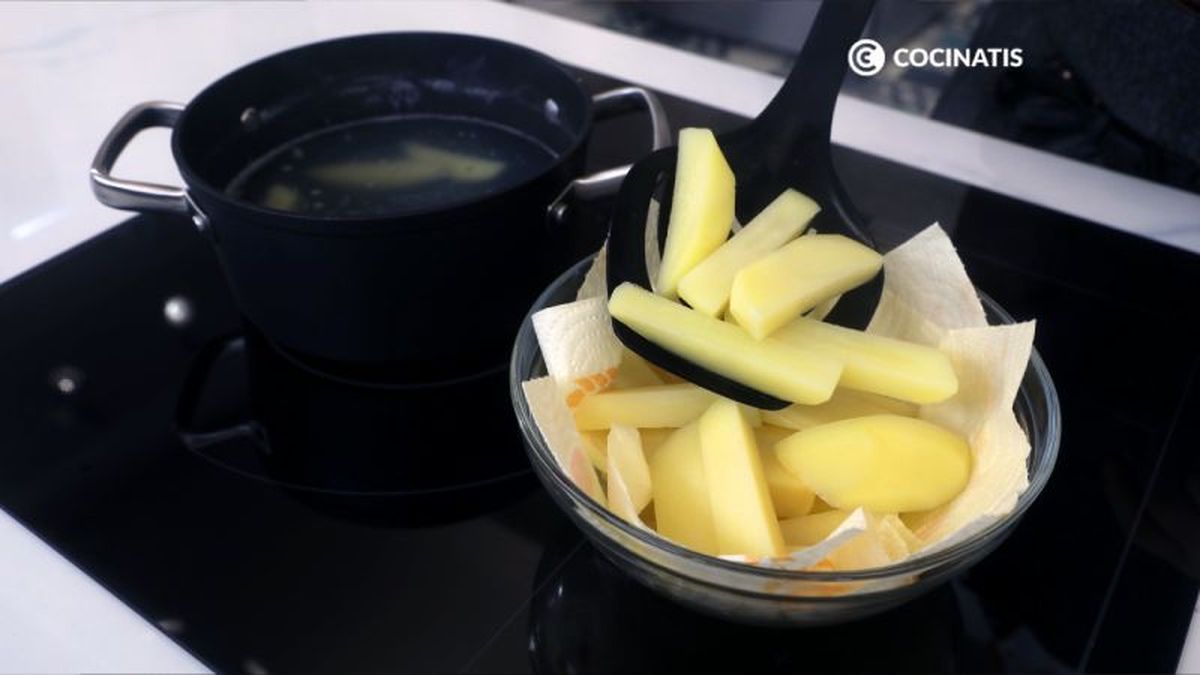 Cocemos las patatas cortadas en bastones