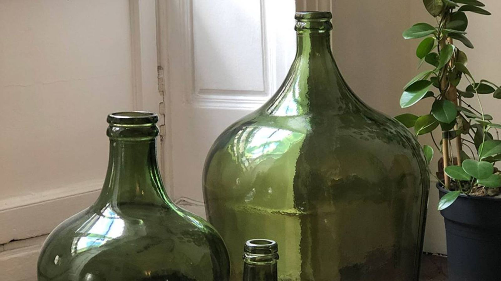 Damajuanas verdes para decorar.