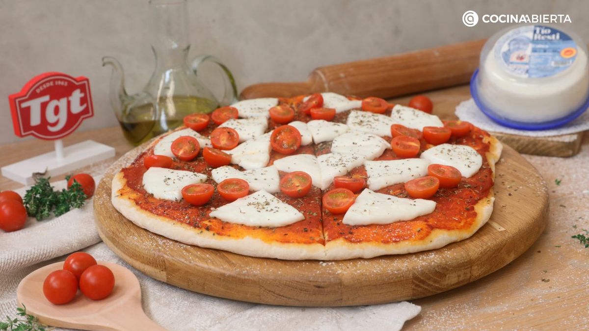 Pizza con queso de cabra Tío Resti de TGT y tomates cherry