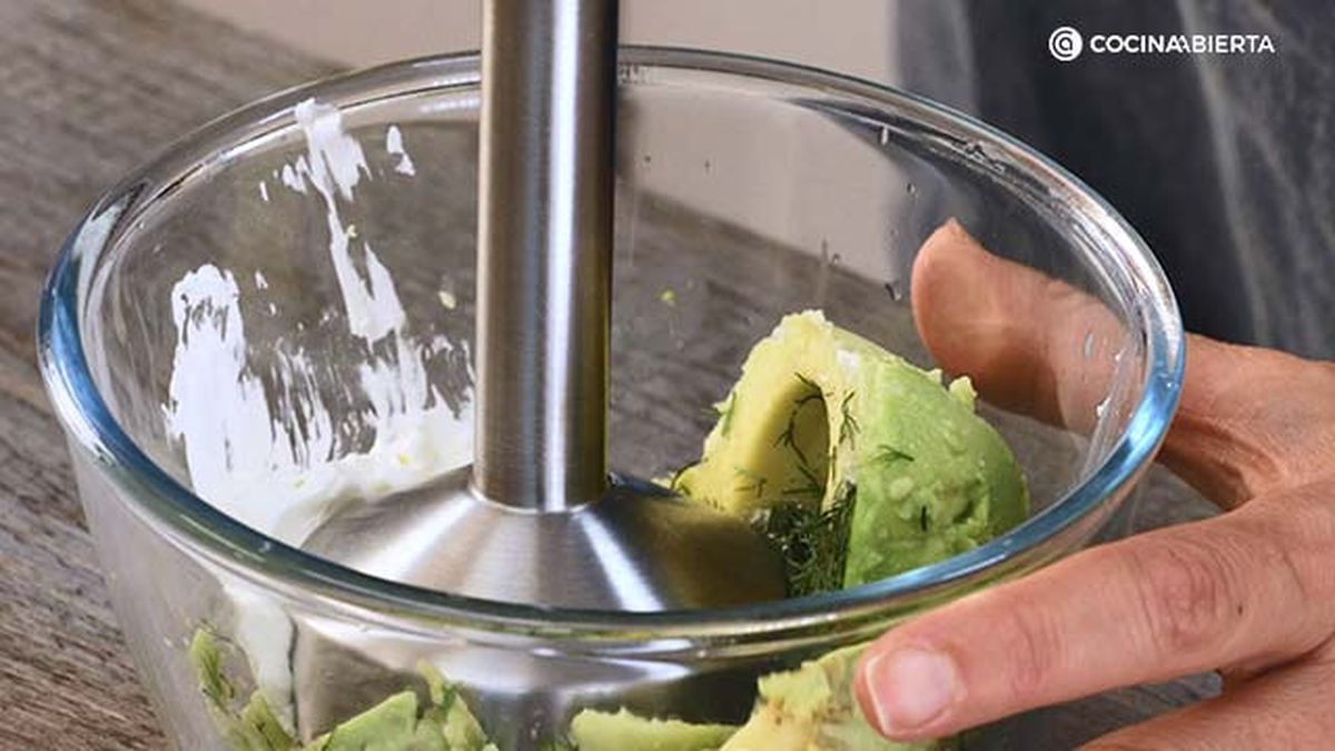 CTIS0935 receta pastelitos salmon ahumado mousse aguacate paso2