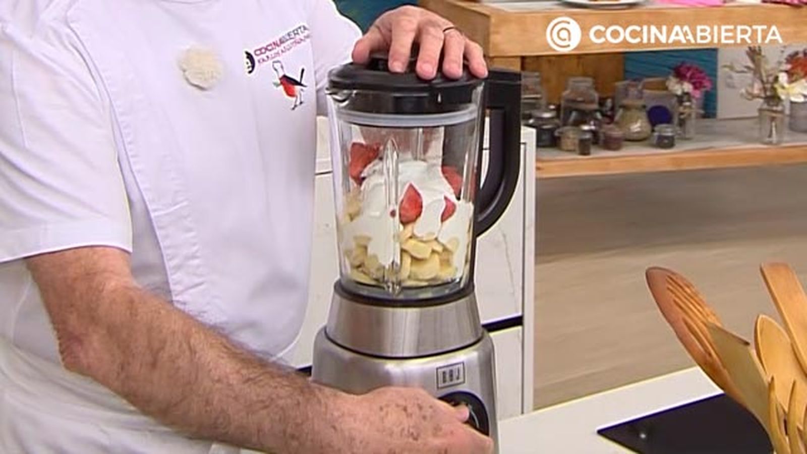 helado casero de fresas y platano con yogur receta karlos arguinano karl67430321 paso3