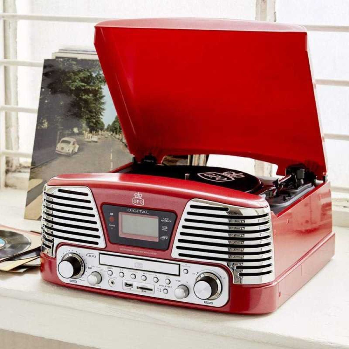 Tocadiscos rojo con estética antigua pero con lector de CDs.