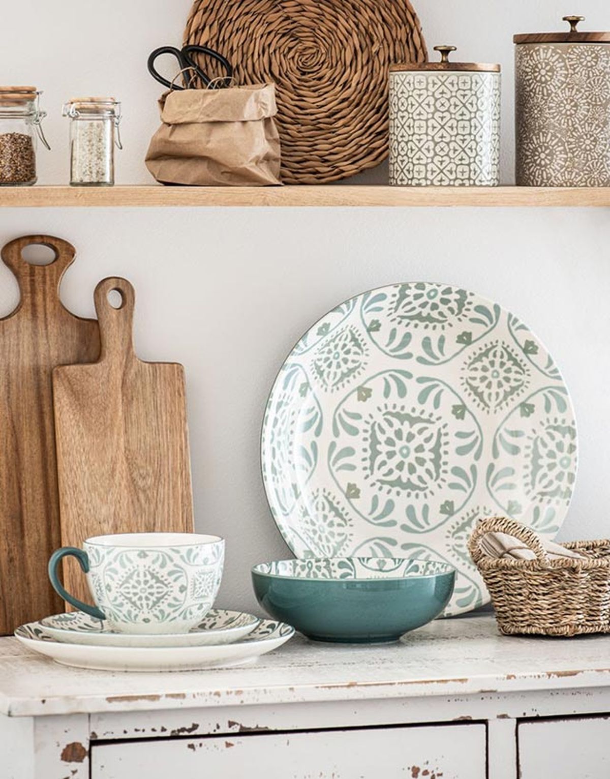 tazon de desayuno de gres blanco con motivos azules y grises maisons du monde