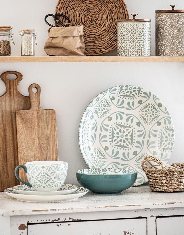 tazon de desayuno de gres blanco con motivos azules y grises maisons du monde