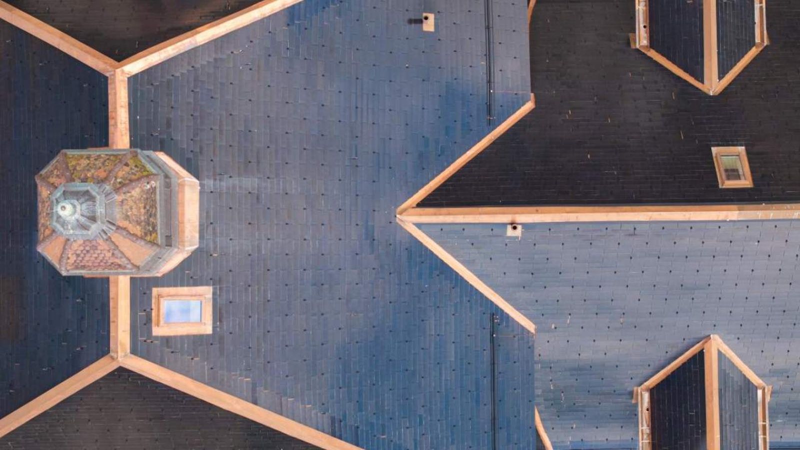 Tejado de Collège des Parcs renovado con tejas solares